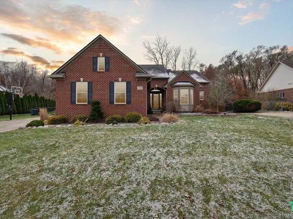 27219 Celtic Dr, Flat Rock, MI 48134