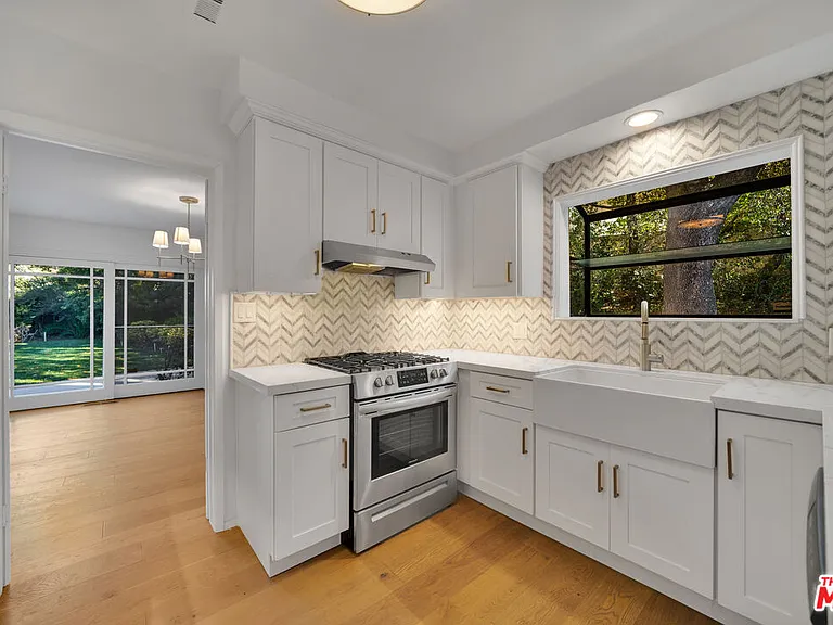 1758 Clear View Dr — Photo 11
