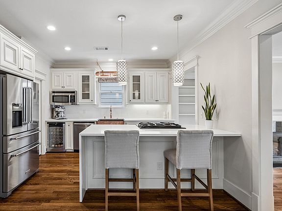 4th image of 227 W 24th St