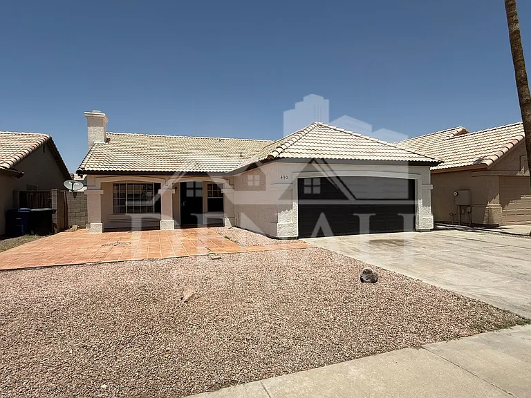 490 E Bart Dr — Photo 1