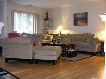 1st image of 372 Clubhouse Ct