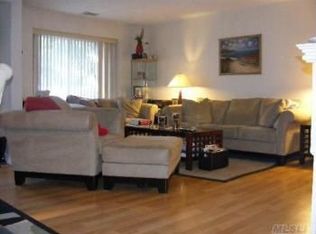 372 Clubhouse Ct, Coram, NY 11727