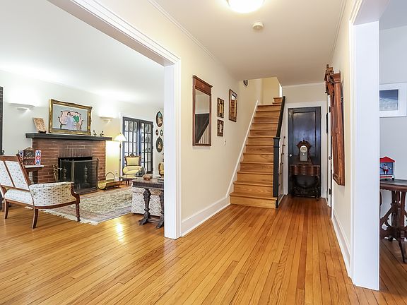 3rd image of 19 Harwood Ave