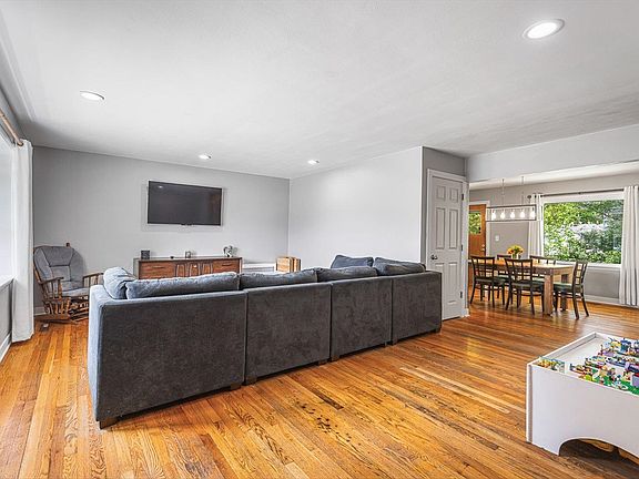 4th image of 3916 Dempster Ave