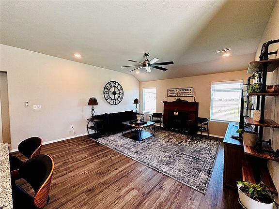 4th image of 2660 Reynolds St