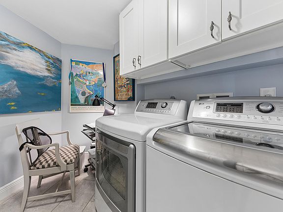 5th image of 555 SE 6TH Avenue #1B