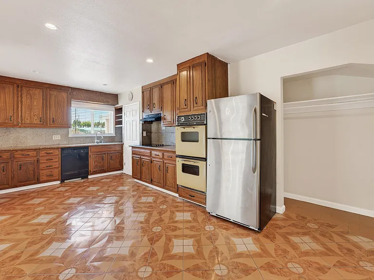 25468 Belmont Ave — Photo 15