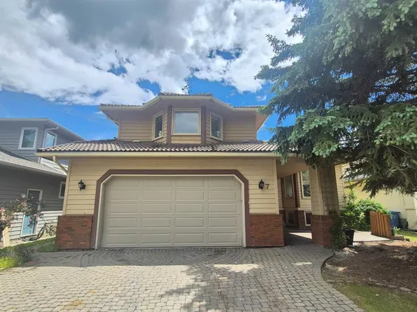 7 N Suncastle Cres SE, Calgary, AB T2X 2W9