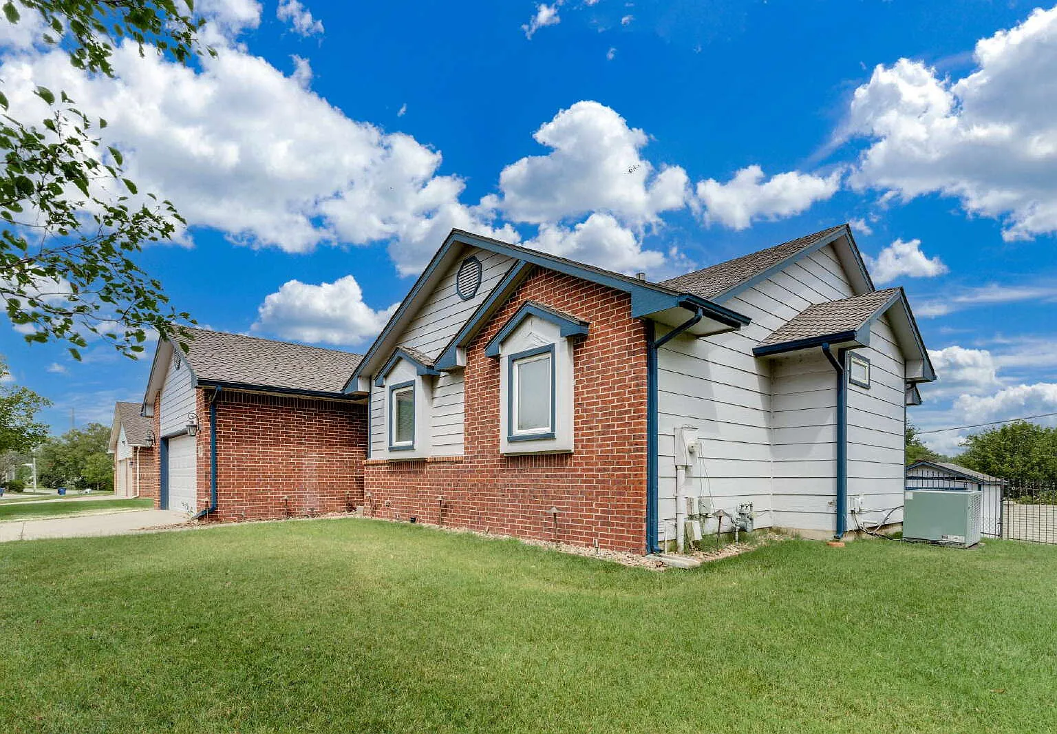 4 bed, 3.0 bath, 2812 sqft, $2,595 — Photo 3