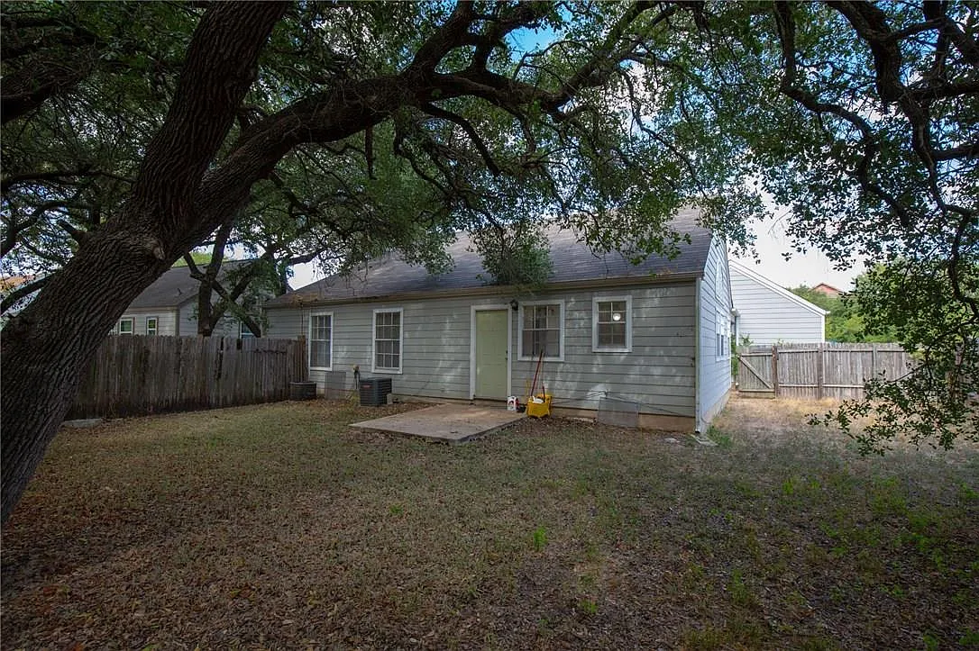 3 bed, 1.0 bath, 1900 sqft, $1,525 — Photo 3