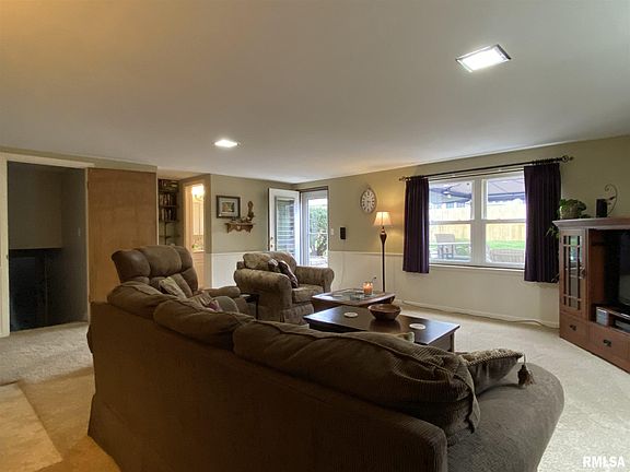 5th image of 1029 W Burnside Dr