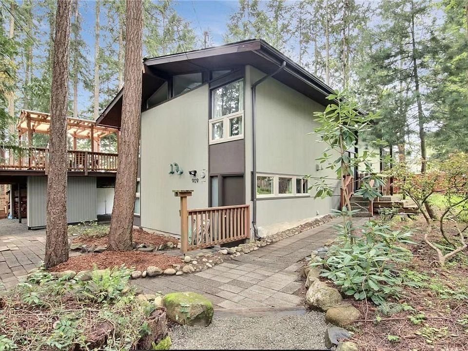 1st image of 909 208th Ave NE