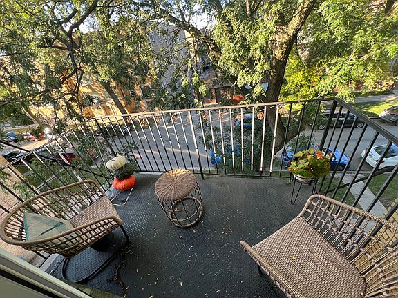 2nd image of 3811 W Ainslie St #3W