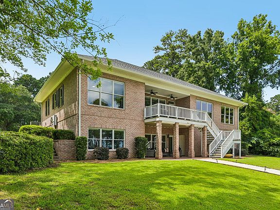 2nd image of 115 Lakeshore Cir NE