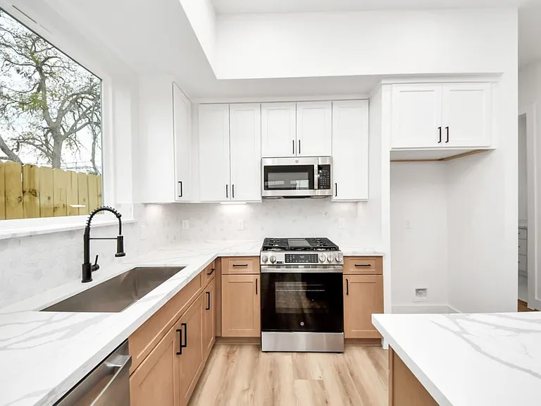 3915 Tuam St #B — Photo 8