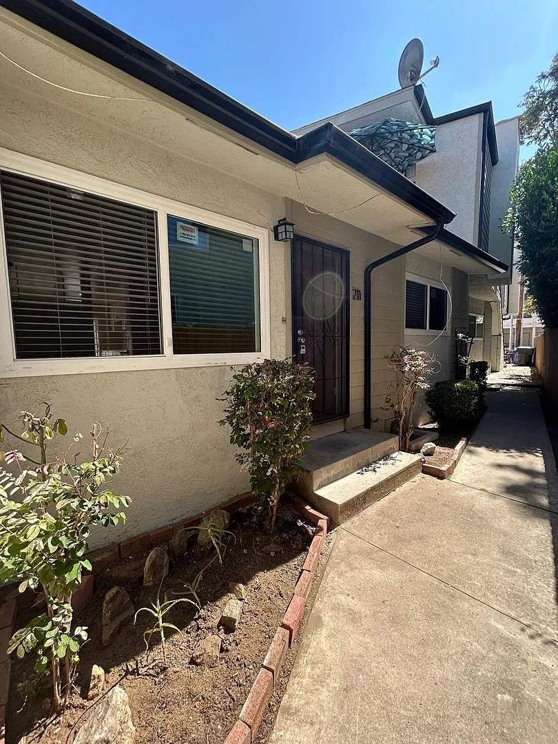 C. Avenue 209-217 — Photo 1