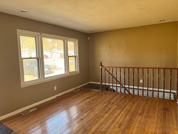 4th image of 9821 Bennington Ave
