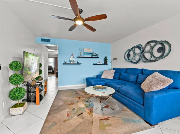 3026 Cornwall B, Boca Raton, FL 33434