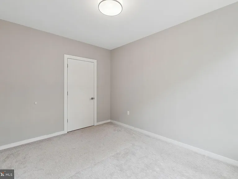 911 2nd St NE #207 — Photo 13