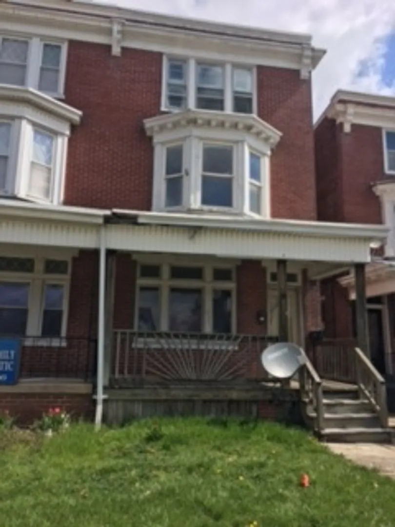 1st Floor 1 Bedroom Near Fairgrounds, Yard-York City — Photo 1