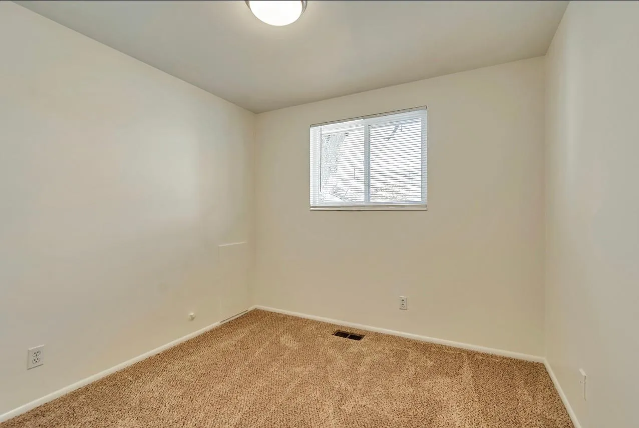 553 E Stringham Ave — Photo 4