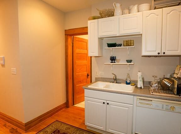 3rd image of 2647 N Sacramento Ave #5