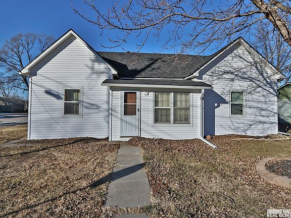 3rd image of 371 Pleasant St
