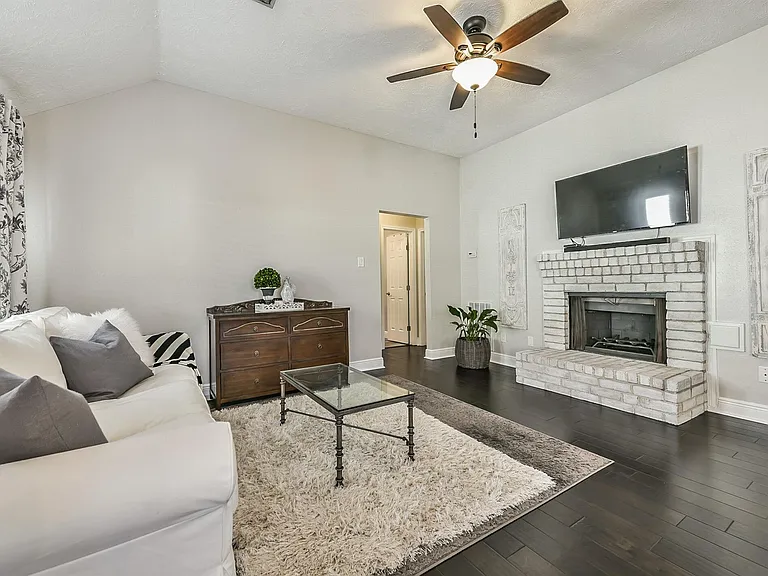 1118 Chelsea Ln — Photo 3