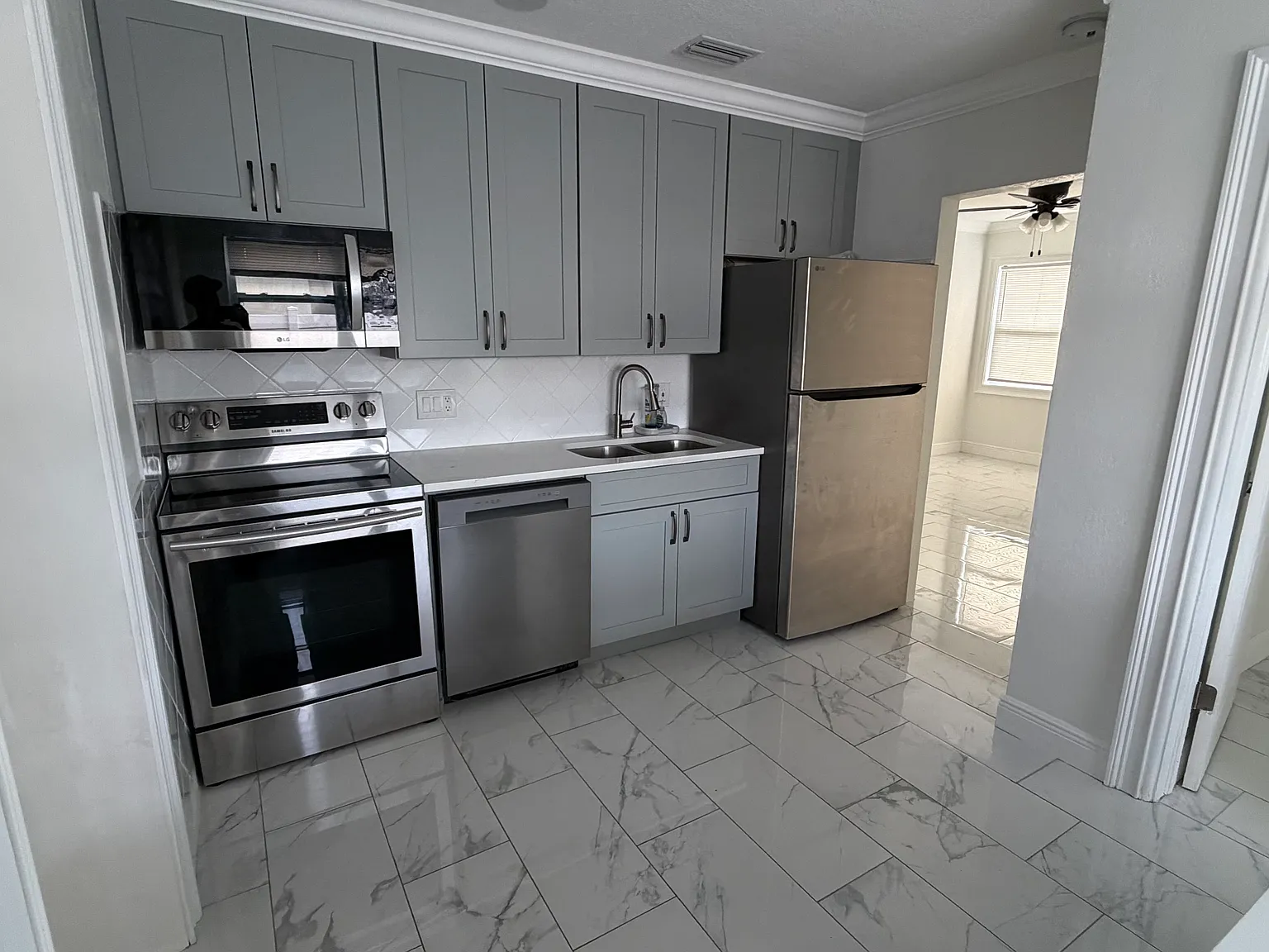 3 bed, 1452 sqft, $2,450 — Photo 2