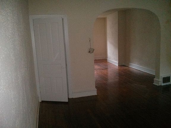 4th image of 827 E Westmoreland St