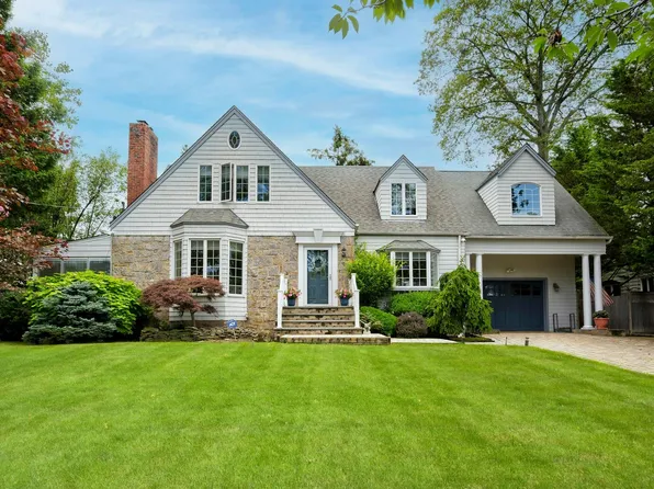 9 Seneca Street E, Massapequa, NY 11758