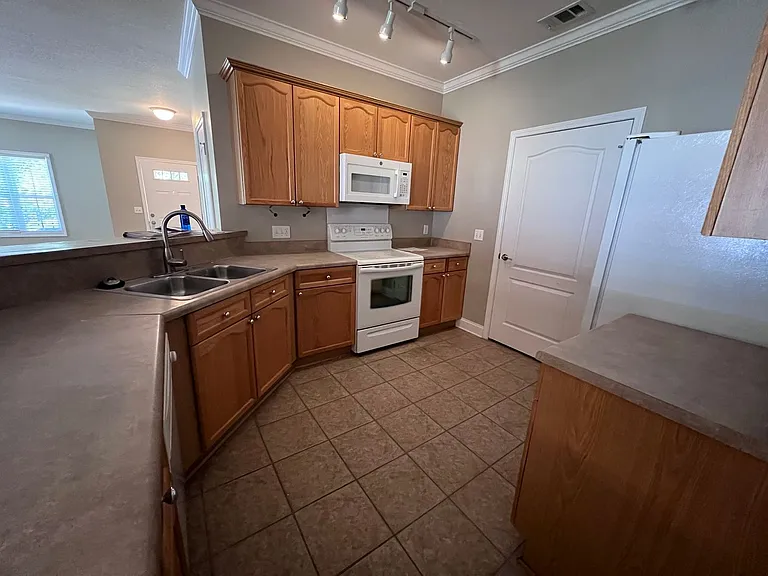 1618 Professional Pkwy — Photo 9