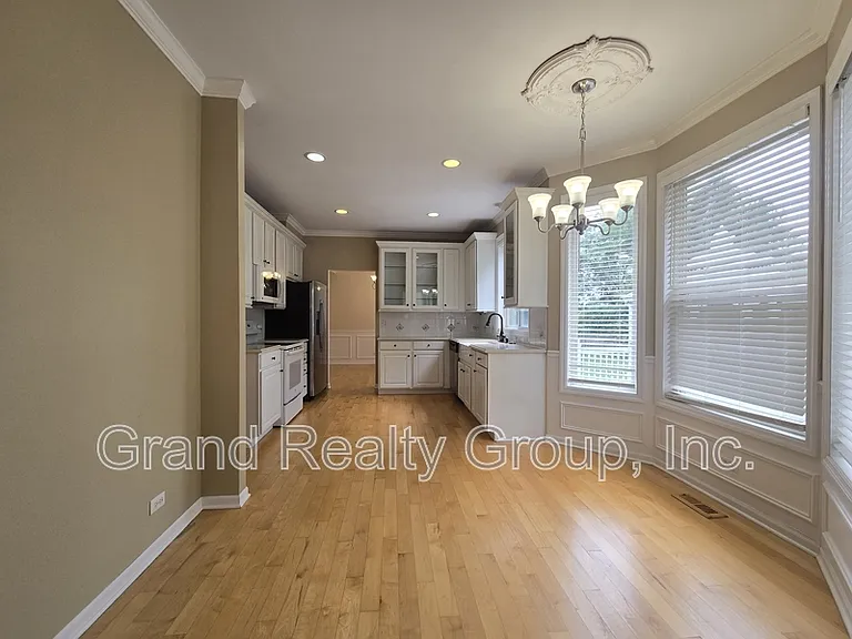 217 Lexington Ct — Photo 5