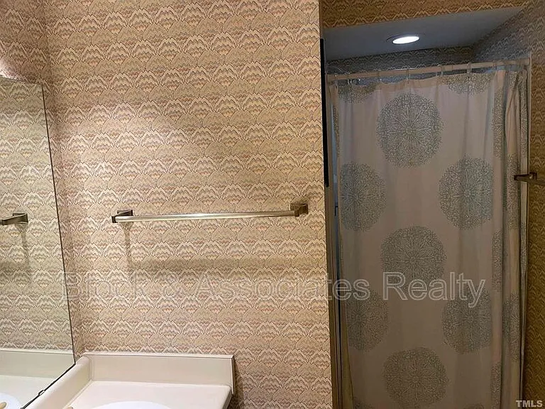300 W Woodcroft Pkwy #33D — Photo 10