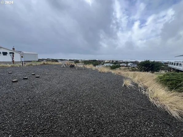 32701 J Pl, Ocean Park, WA 98640