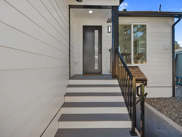 1624 Hoyt Ave — Photo 4