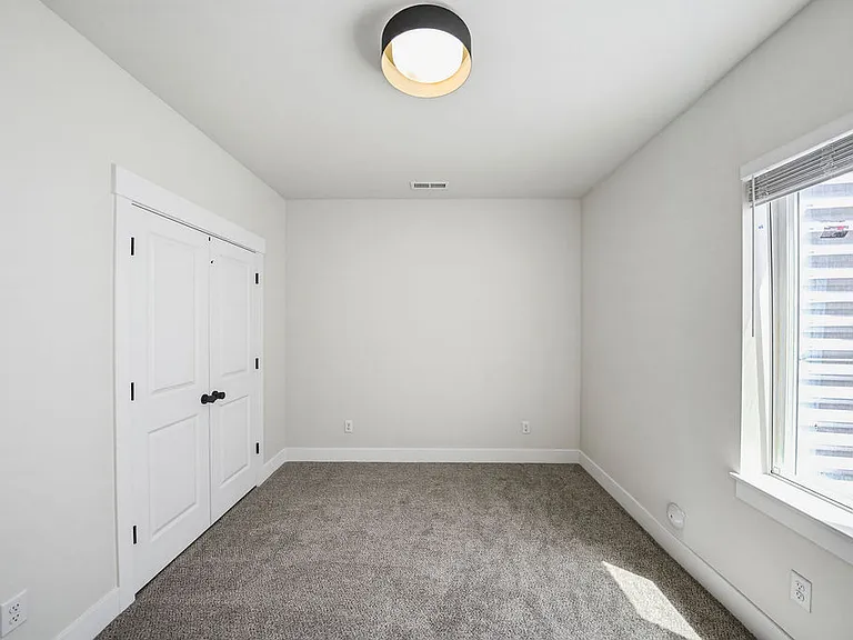 475 E River Ln — Photo 25