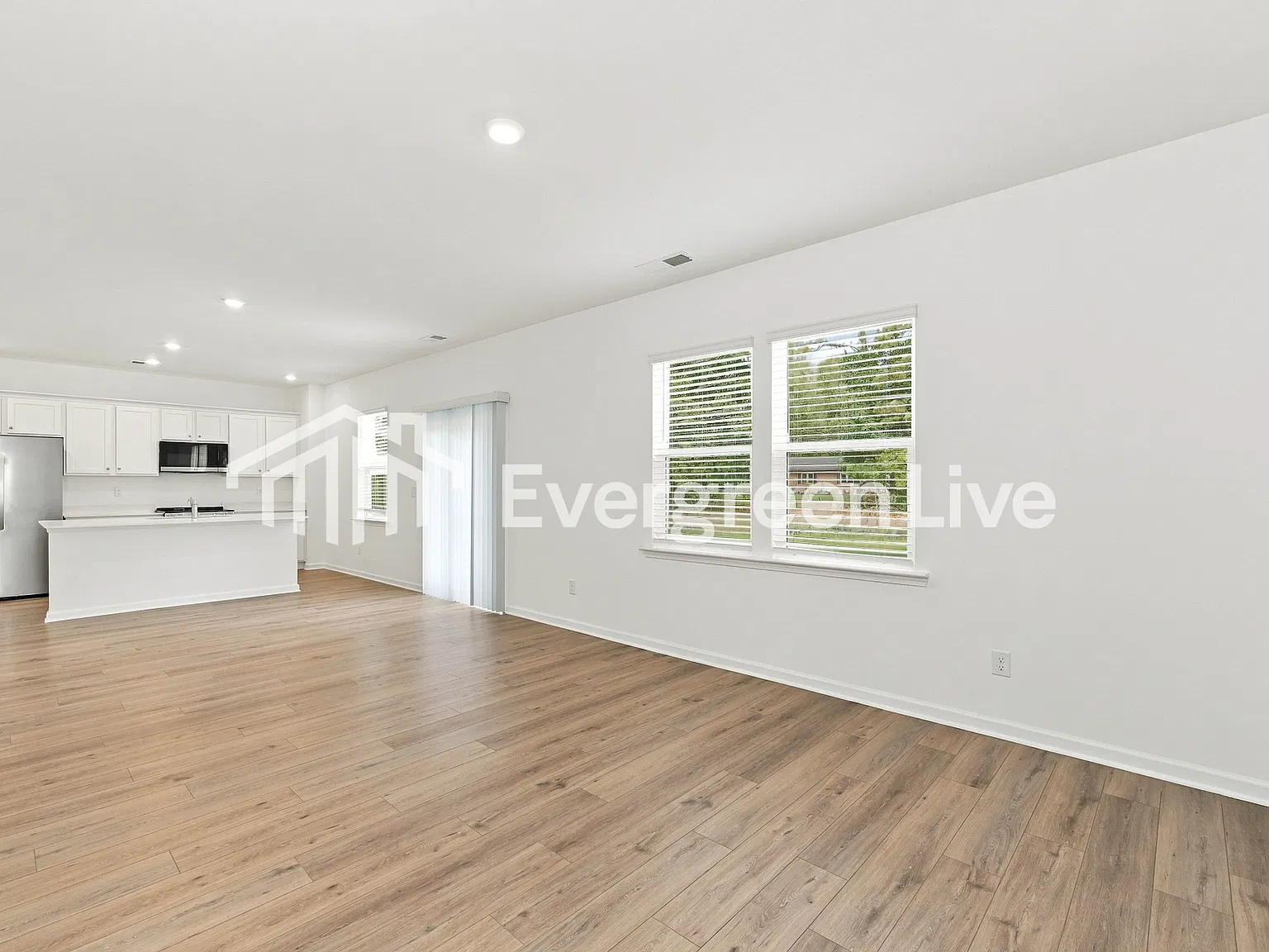 4 bed, 2.5 bath, 1809 sqft, $2,035 — Photo 3