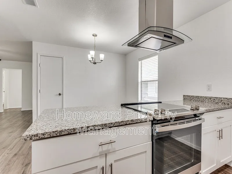 2 bed, 1.0 bath, 994 sqft, $1,795 — Photo 4
