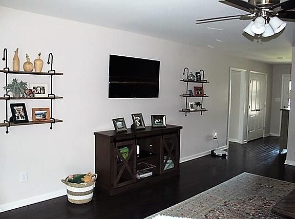 3rd image of 415 Lucy Cir