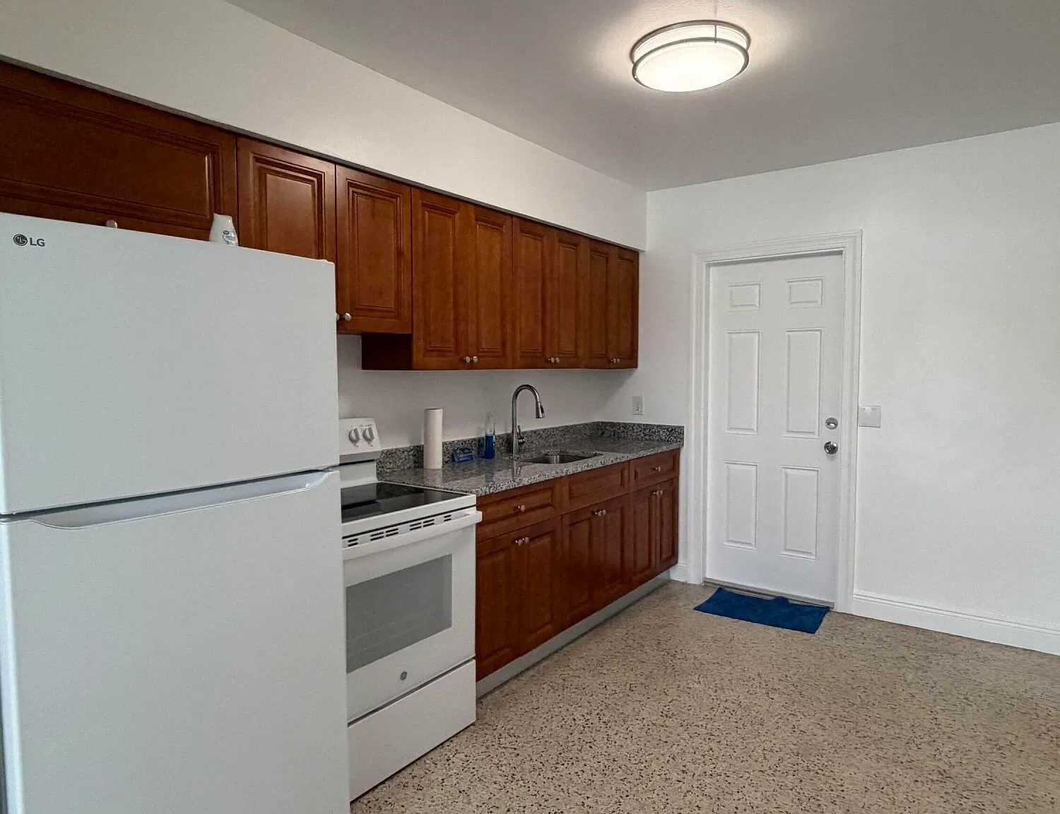 2 bed, 1.0 bath, 768 sqft, $2,100 — Photo 2