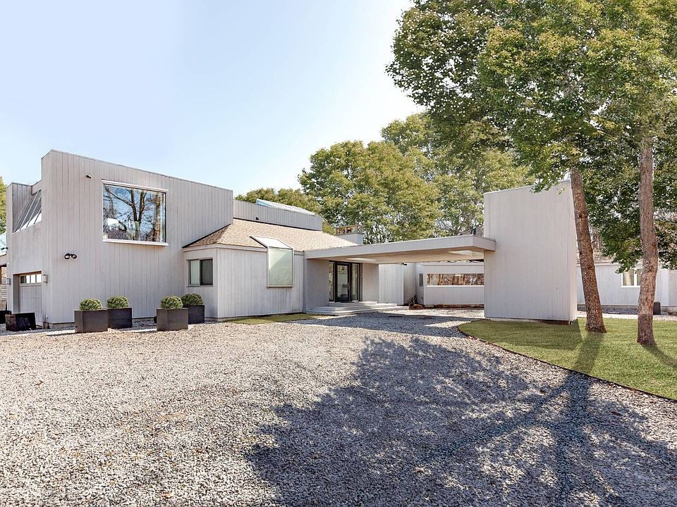 1st image of 18 Hedges Banks Dr