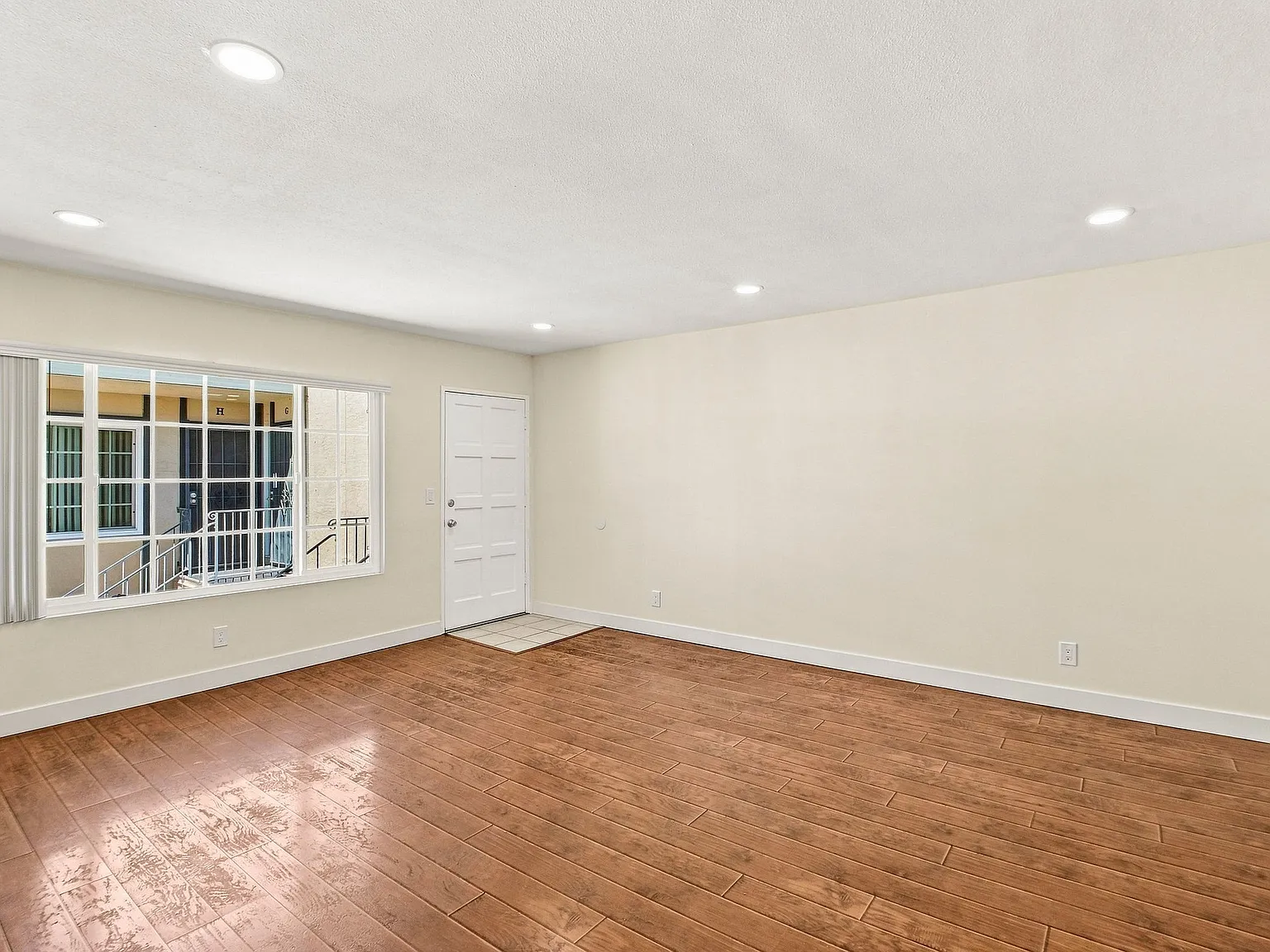 2 bed, 850 sqft, $2,300 — Photo 2