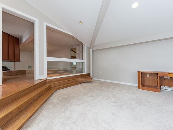 5th image of 30 Riverview Ct