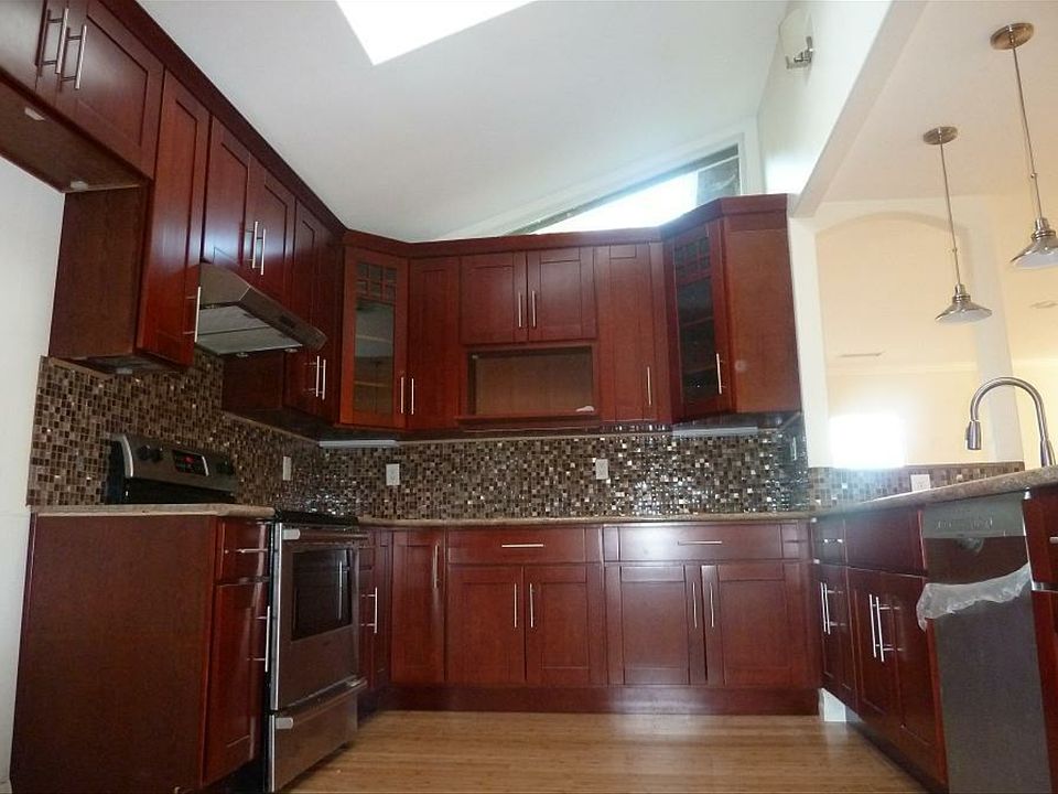 1st image of 913 Orchard Ln
