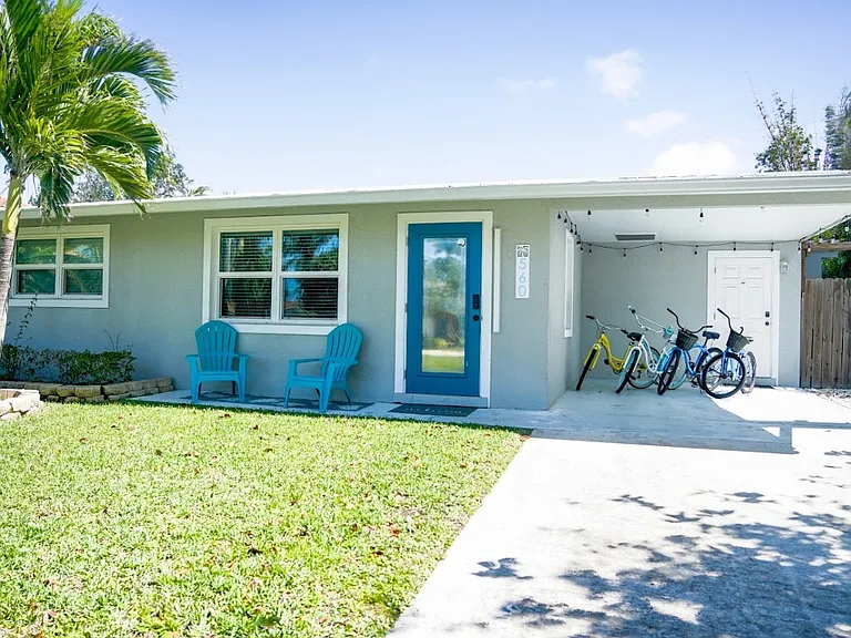 560 E Valley Dr — Photo 2