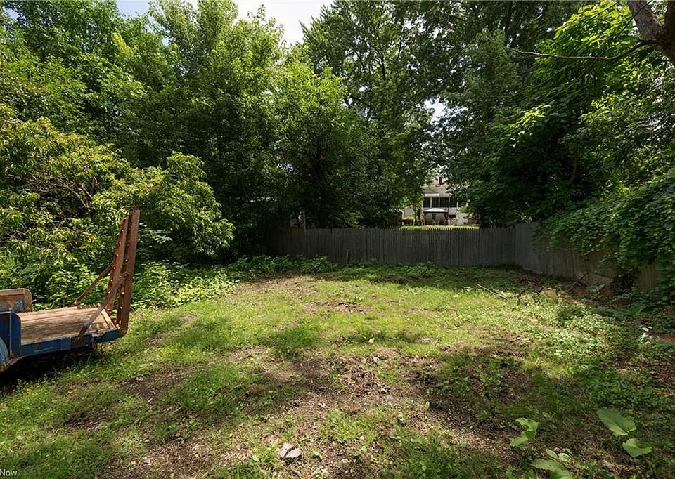 2nd image of 1675 Main St