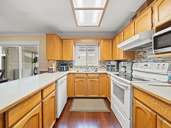4th image of 8078 King George Blvd #6
