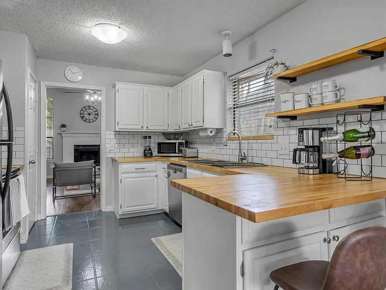 501 Kelley Ct — Photo 6