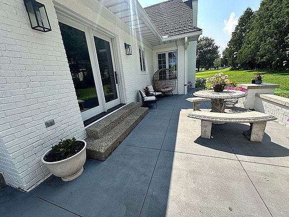 5th image of 800 W 5th St